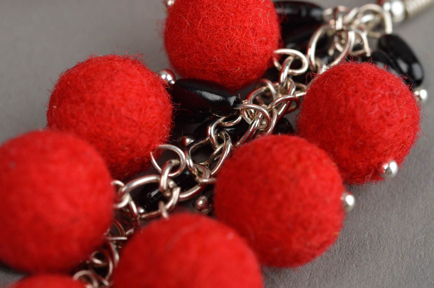 Boucles d'oreilles pendantes rouges grappe en laine feutrée faites main photo 5