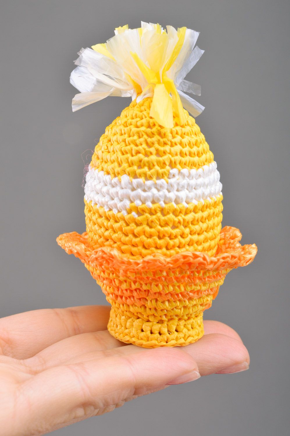 Gehäkeltes handmade Osterei aus Fäden aus Plastiktüten in Gelb und Weiß  foto 3