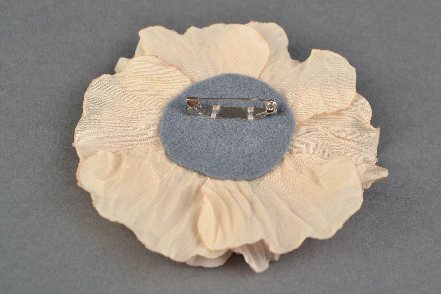 Broche de tela de chifón con forma de flor delicada foto 4