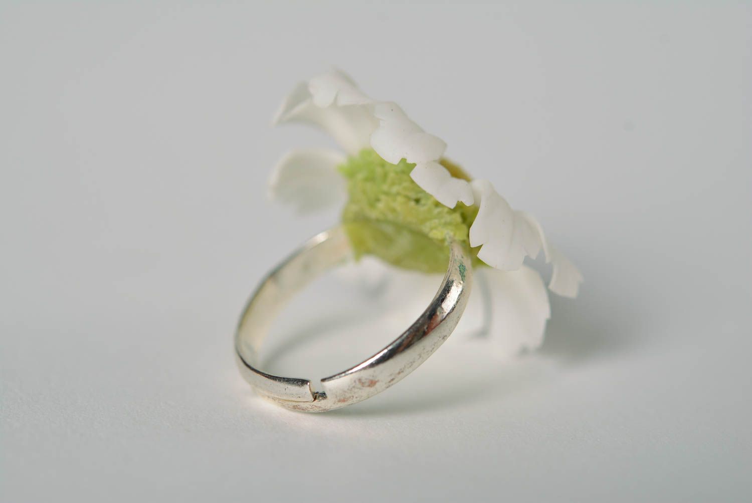 Кольцо из полимерной глины ручной работы в виде ромашки белого цвета авторское фото 3