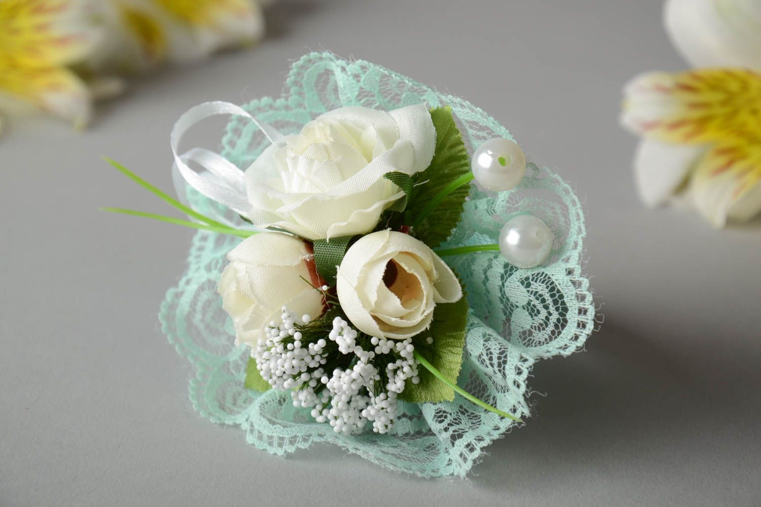 Hochzeit Boutonniere mit Blumen weiß blau aus Atlasbändern schön handmade zart foto 1