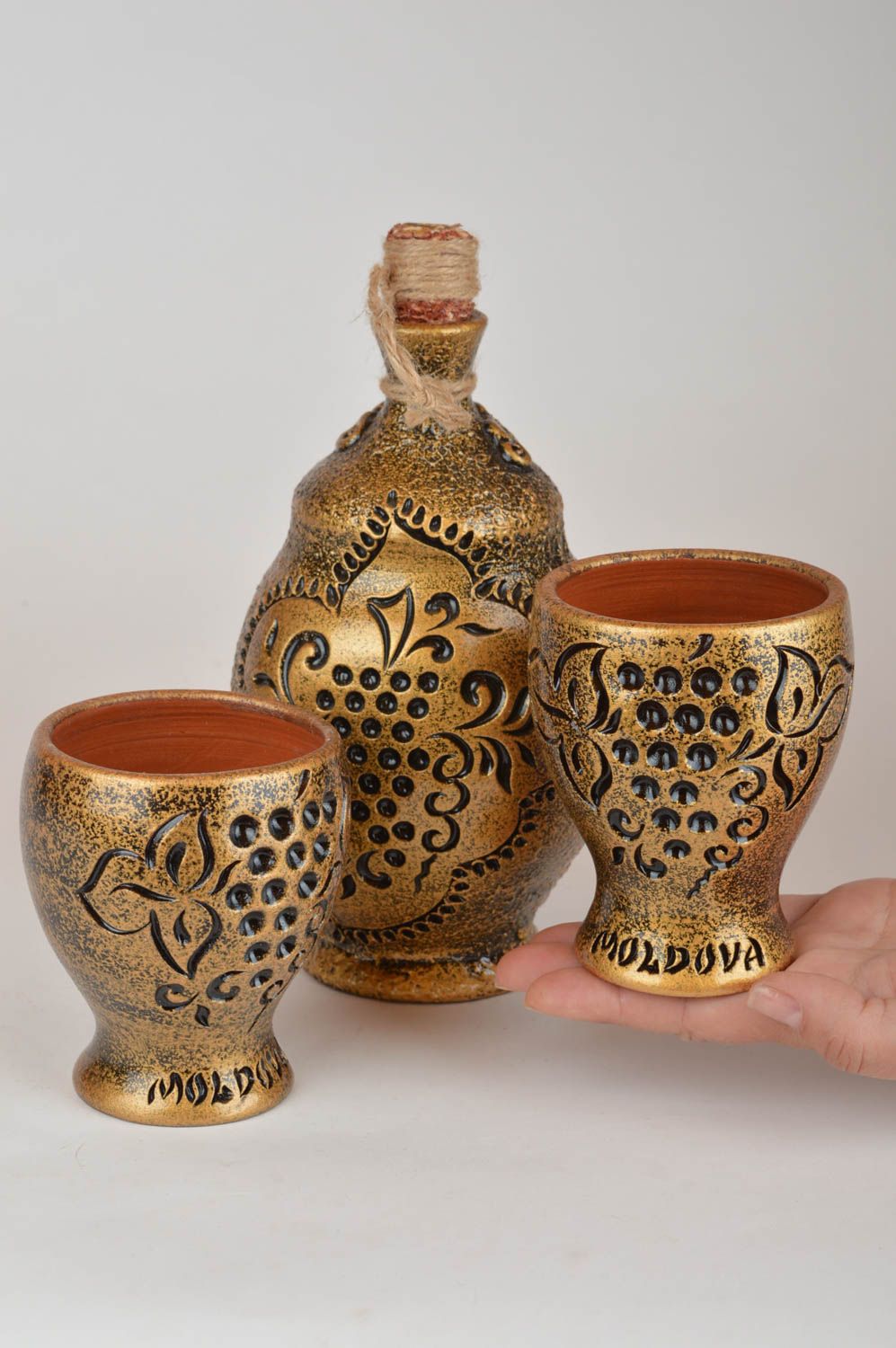 Juego de cerámica garrafa de arcilla de 750 ml y vasos decorativos dorados foto 3