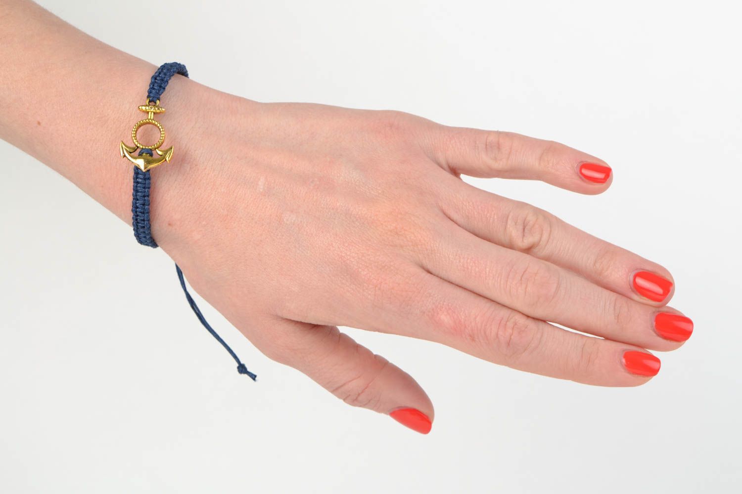 Bracelet bleu en lacet de coton fait main avec ancre dorée style marin photo 2
