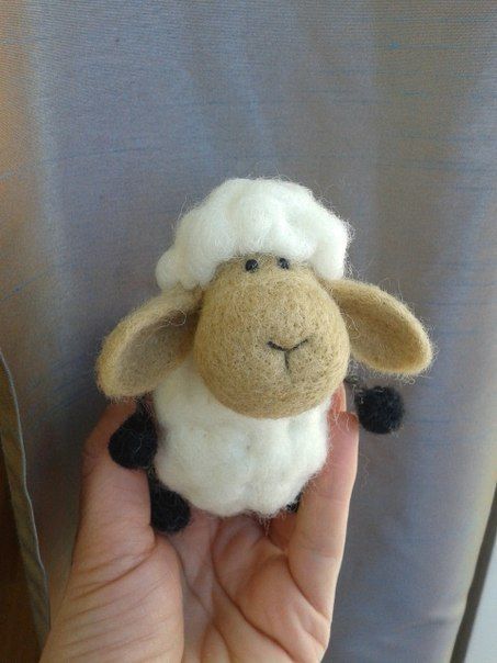 Маленькая игрушка из шерсти овечка в технике валяния ручной работы авторская фото 6