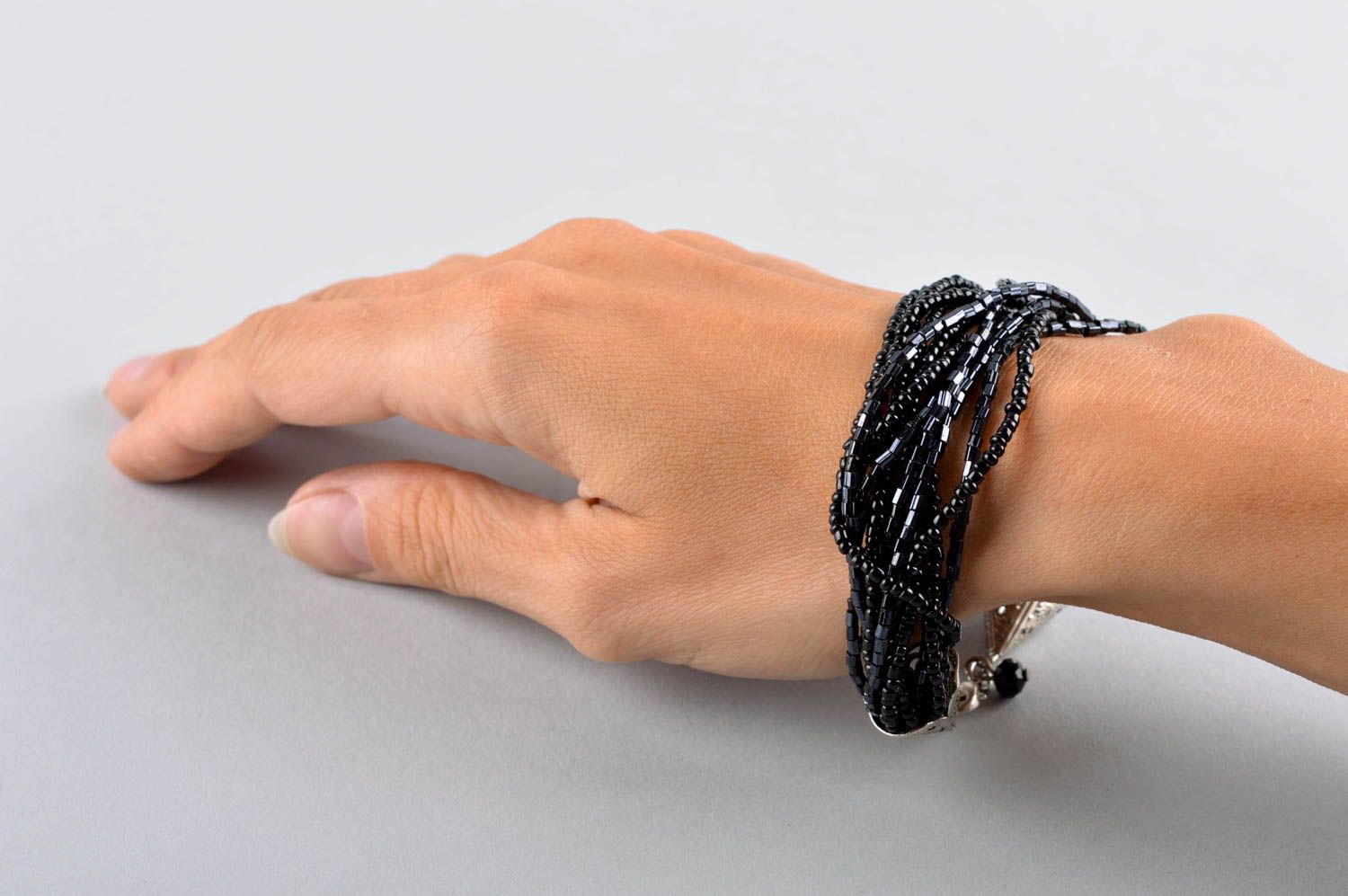 Bracelet original Bijou fait main noir en perles de rocaille Accessoire femme photo 4