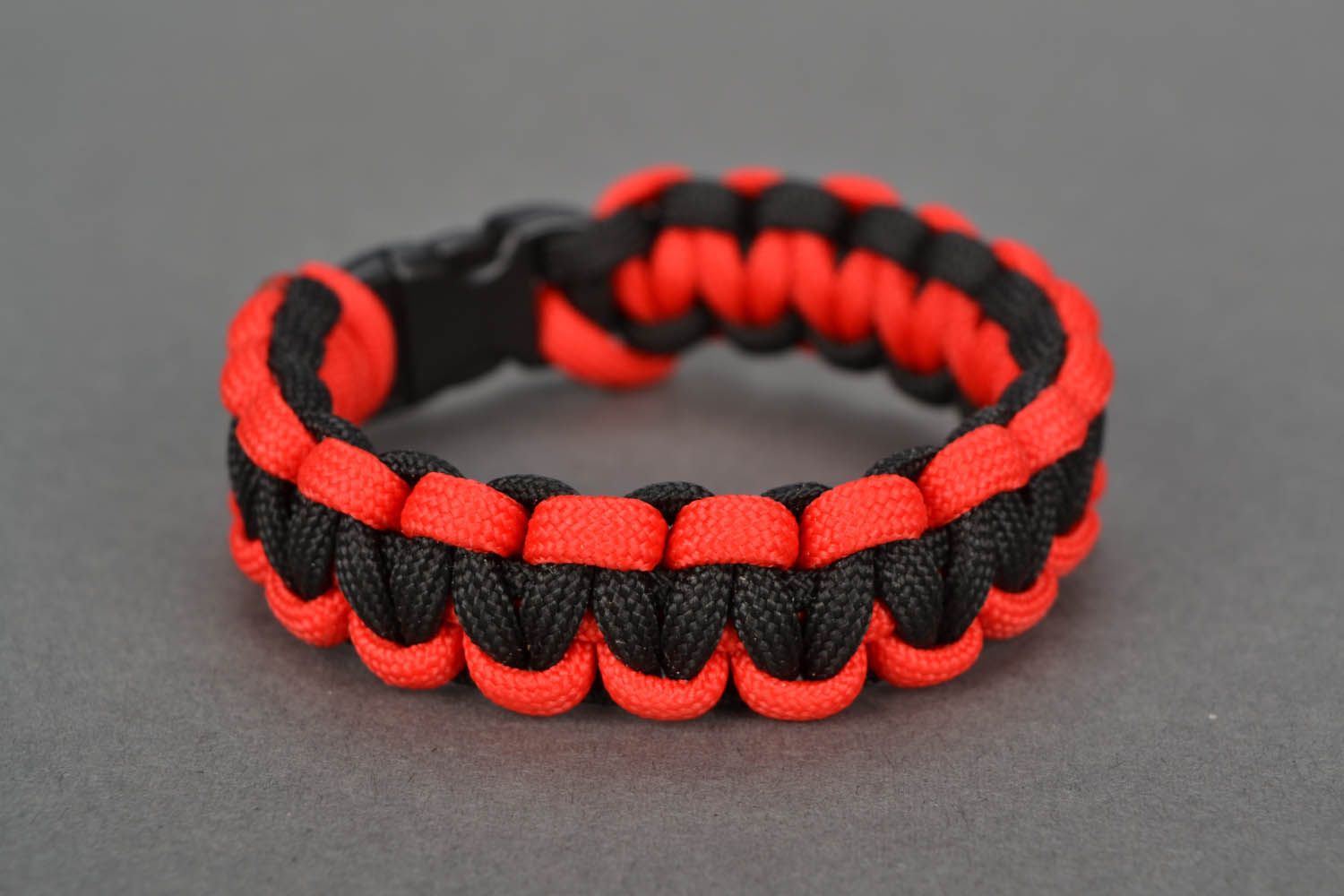 Bracelet en paracorde noir et rouge fait main photo 2