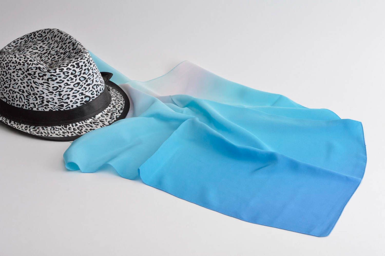 Foulard bleu ciel fait main Écharpe femme en soie Accessoire original cadeau photo 1
