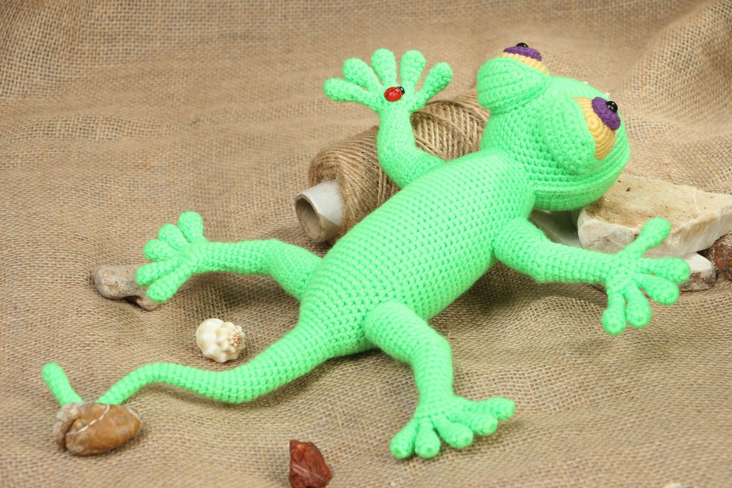 Мягкая вязаная игрушка в виде зеленой ящерицы фото 5