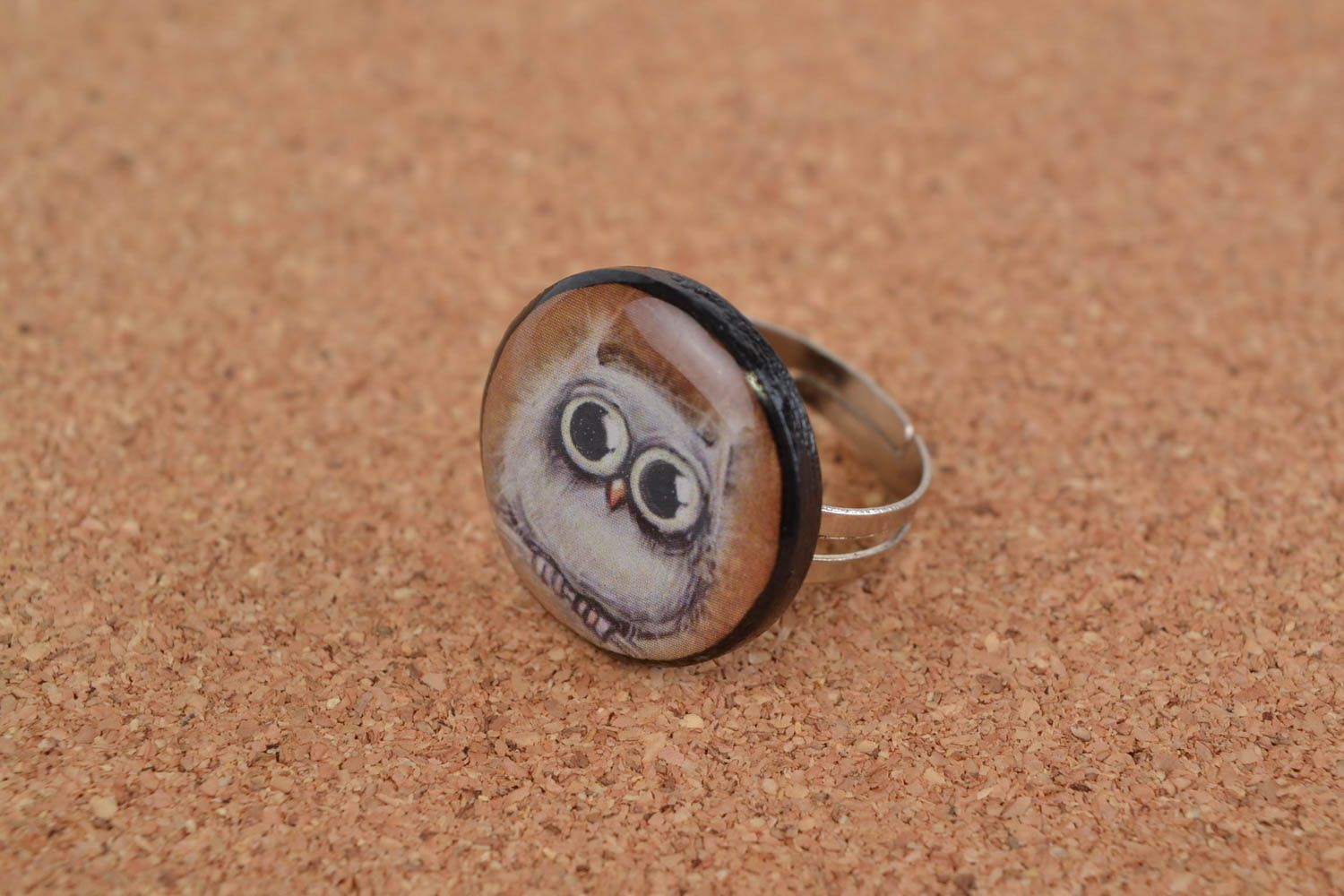 Bague originale en pâte polymère ronde faite main avec hibou serviettage photo 1