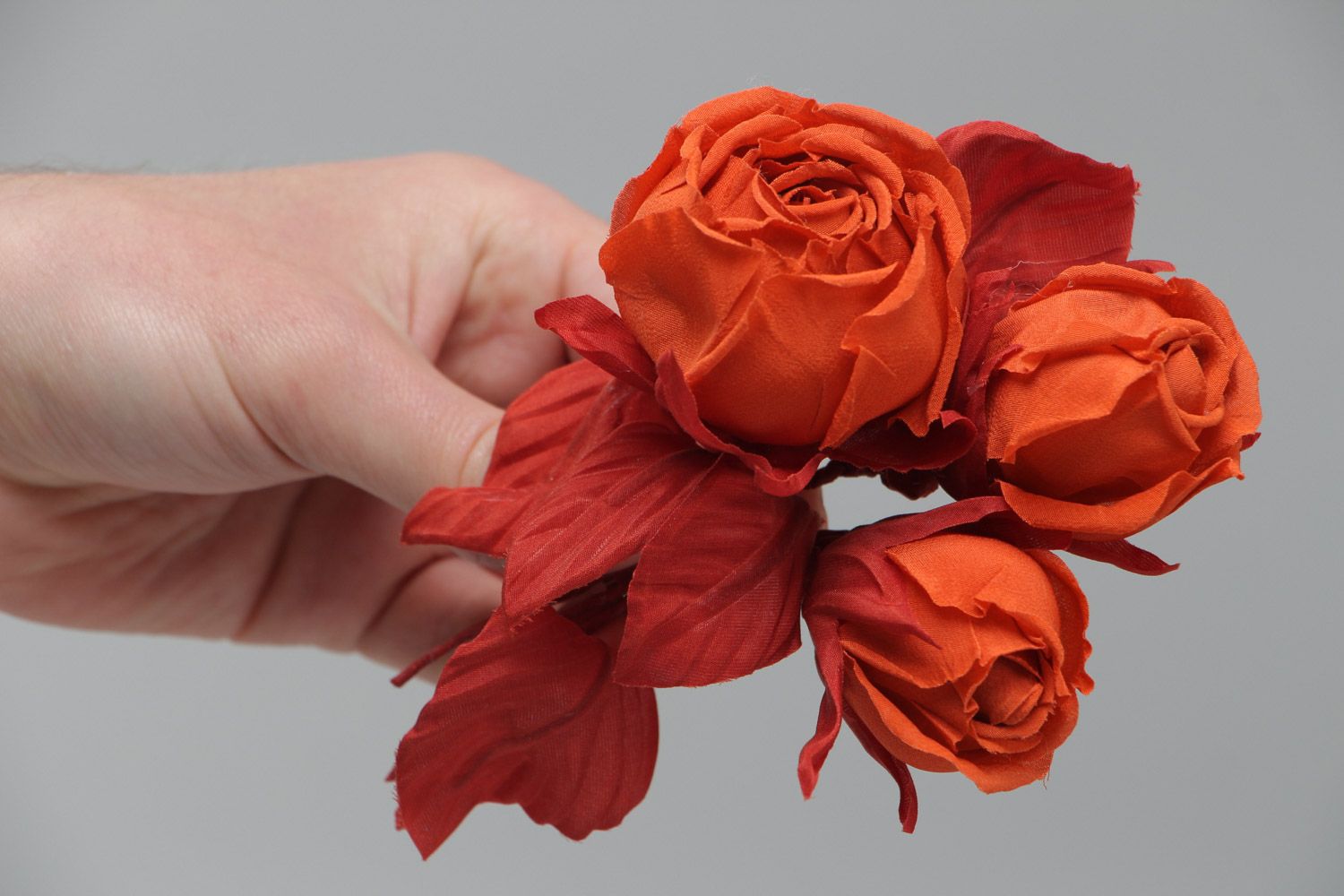Broche fleurs en crêpe de Chine roses rouges faite main grande originale photo 5