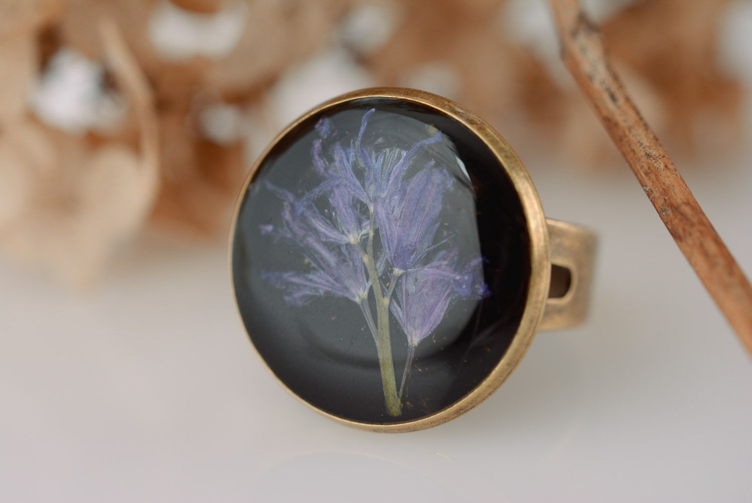 Кольцо с живым цветком в эпоксидной смоле ручной работы круглое металлическое фото 1