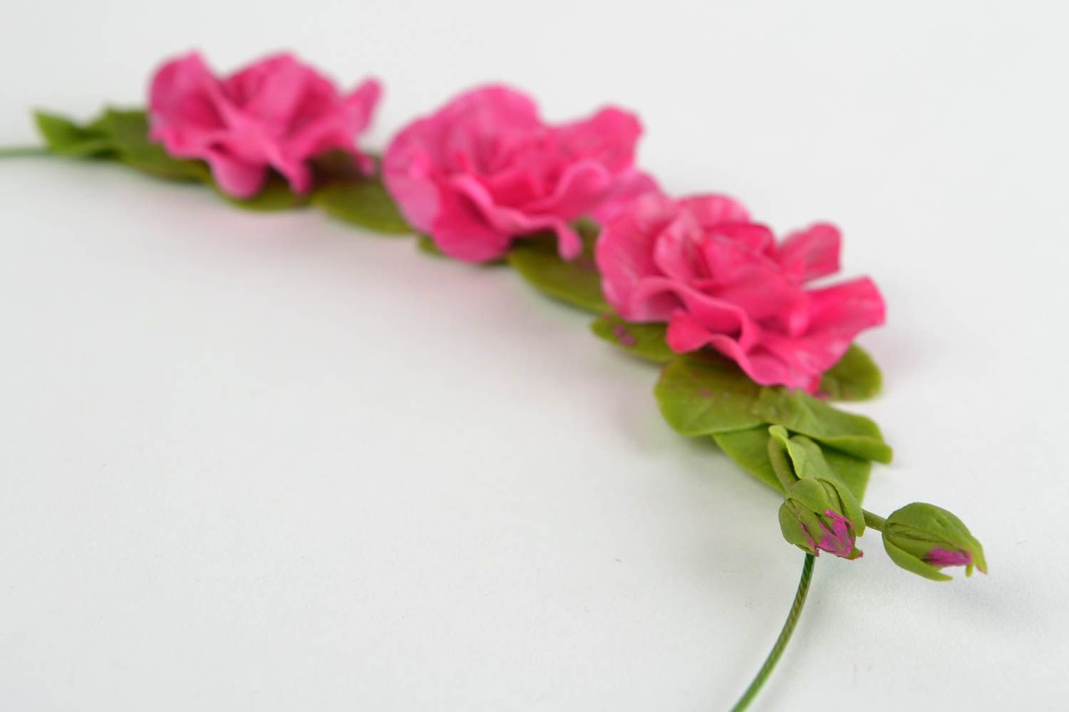 Elegant handmade cold porcelain flower necklace with pink roses photo 3