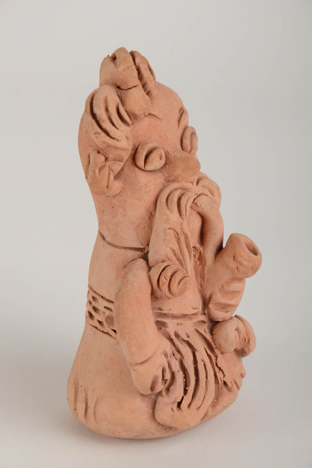 Figurilla cerámica de cosaco hecha a mano pequeña para decoración de color beige foto 4
