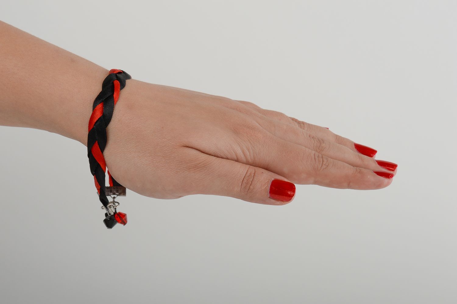 Pulsera de cintas rojinegra hecha a mano accesorio de mujer bisutería de moda  foto 6