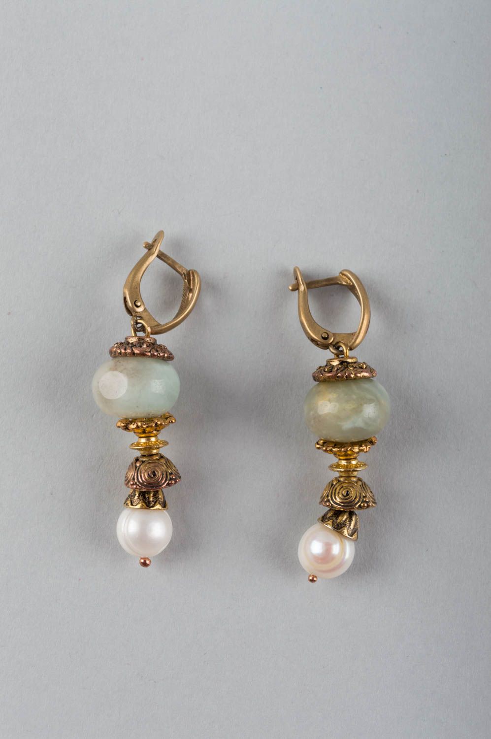 Handmade elegant latten dangling earrings with pearls and natural jadeite beads photo 2
