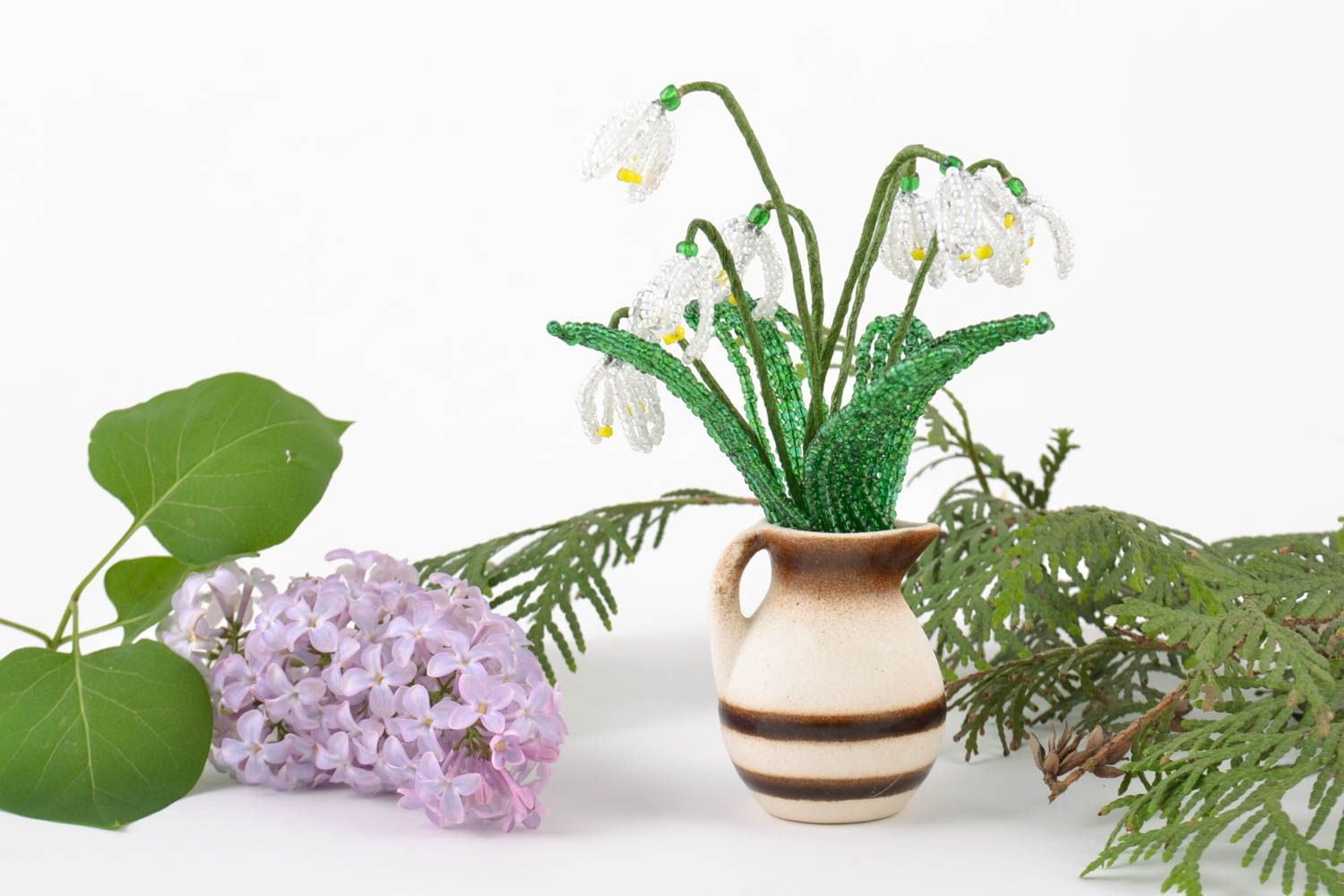 Handgemachte dekorative Blumen aus Glasperlen Schneeglöckchen in der Vase foto 1