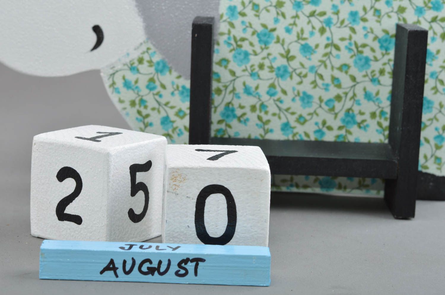Детский календарь в виде барашка из фанеры декупаж цветочный ручной работы фото 4