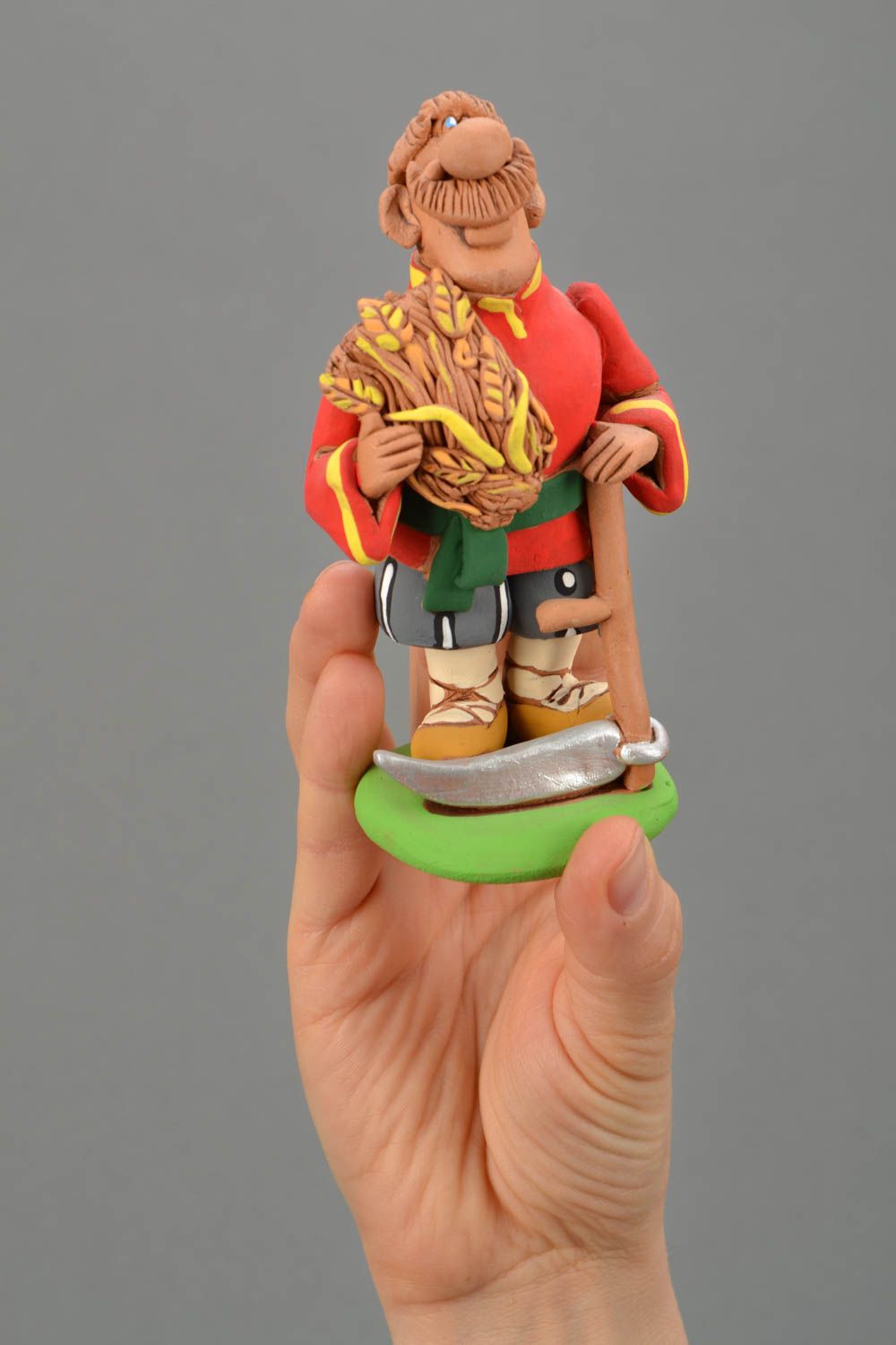Handmade Figurine aus Ton Kosak mit Garbe und Sichte foto 2