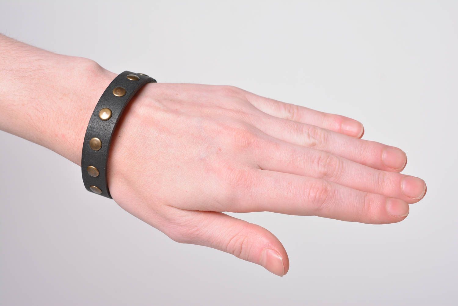 Bracelet cuir Bijou fait main couleur noire Accessoire design tendance photo 2