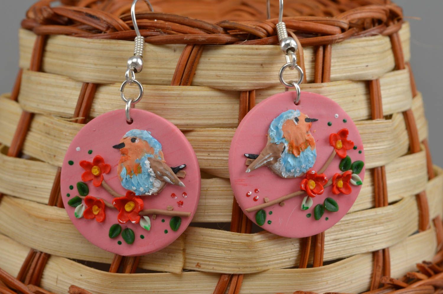 Розовые серьги из полимерной глины расписанные красками с птичками красивые фото 1