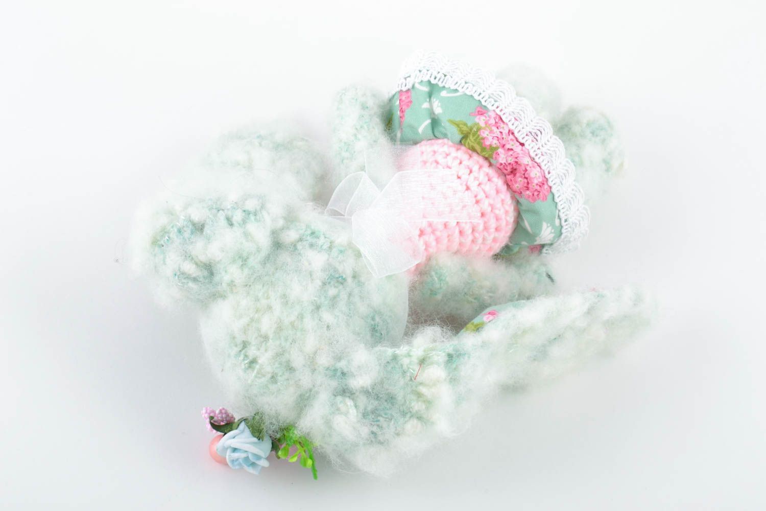 Juguete de peluche tejido artesanal de lana con forma de liebre en vestido   foto 5