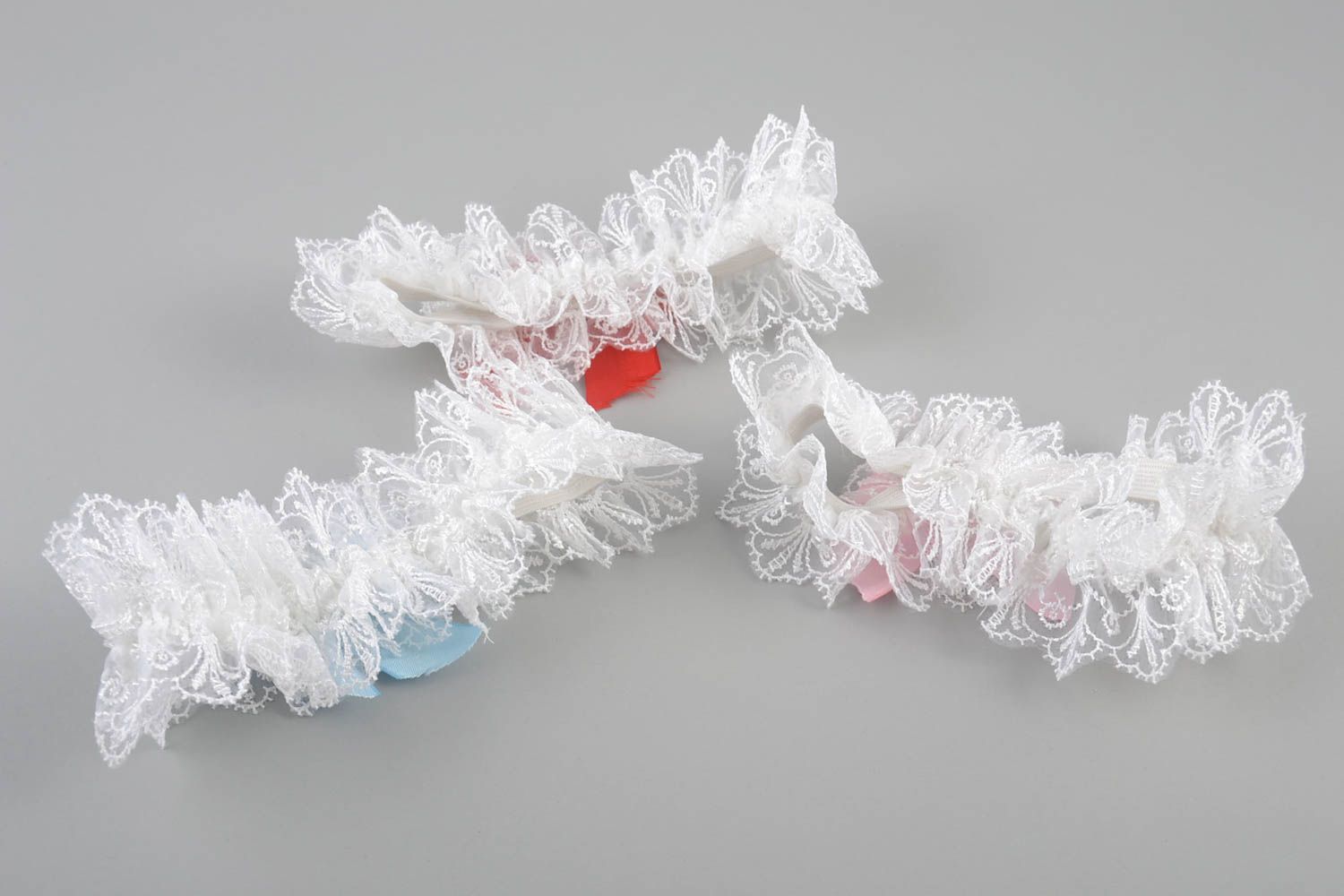 Набор подвязок невесты 3 шт из гипюра и атласа с разноцветными батиками хендмейд фото 4