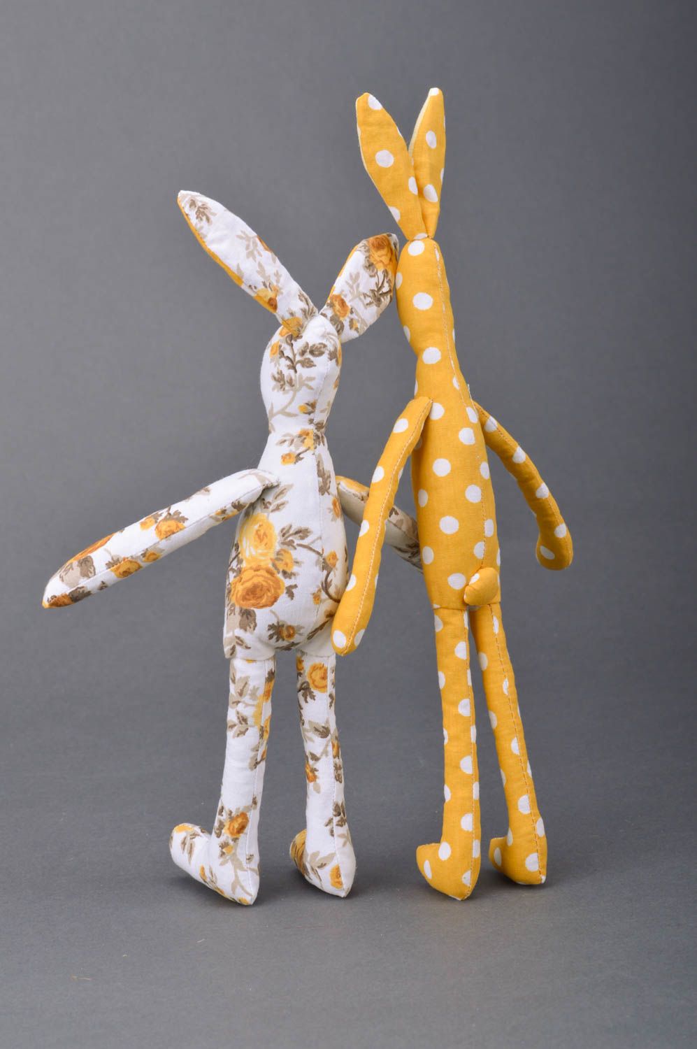 Stoff handmade Kuscheltier Set Hasen aus Baumwolle 2 Stück in Gelb gepunktet für Interieur und für Kinder foto 5