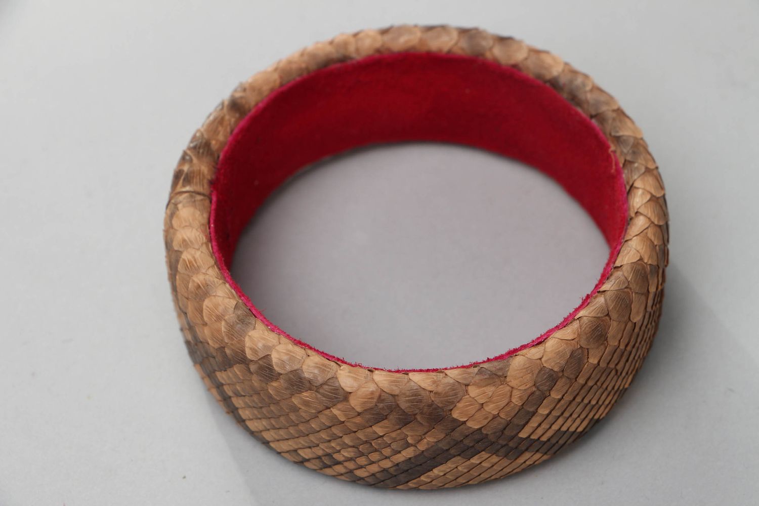 Handgemachtes Armband aus Pythonleder mit rotem Wildleder foto 2