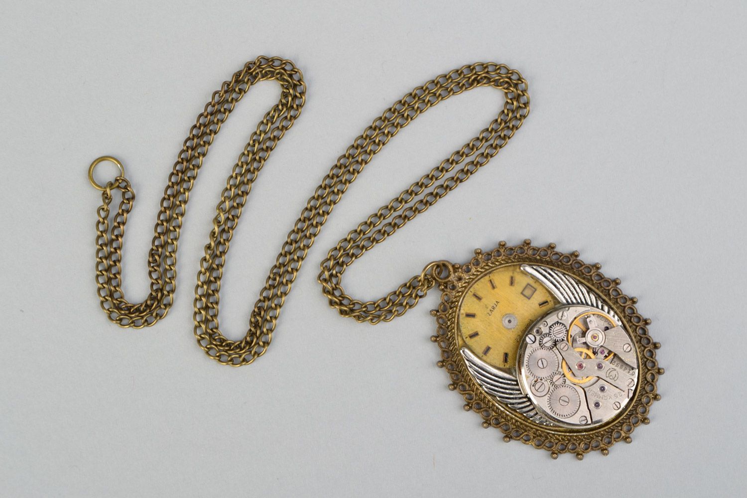 Pendentif steampunk avec longue chaînette détails de montre rond fait main photo 3