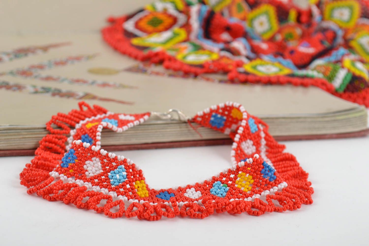 Collar de abalorios checos artesanal vistoso multicolor original femenino foto 1
