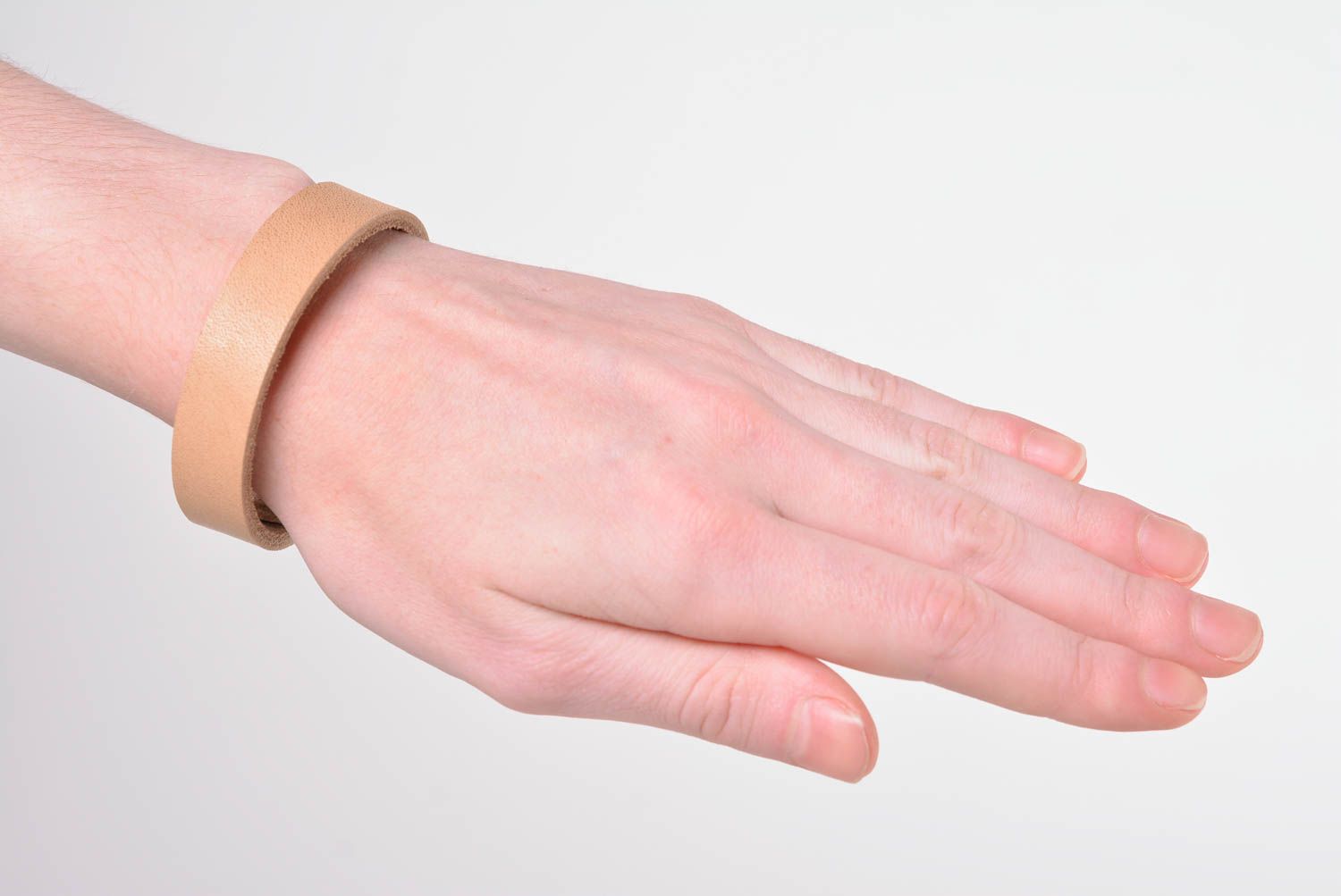 Dünnes Lederarmband handgeschaffen Armband Damen stilvolles Designer Accessoire foto 2