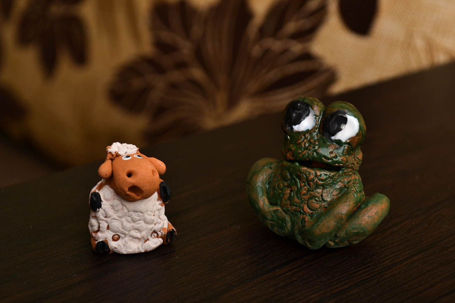 Statuettes design fait main Figurines en argile mouton et grenouille Déco maison photo 1
