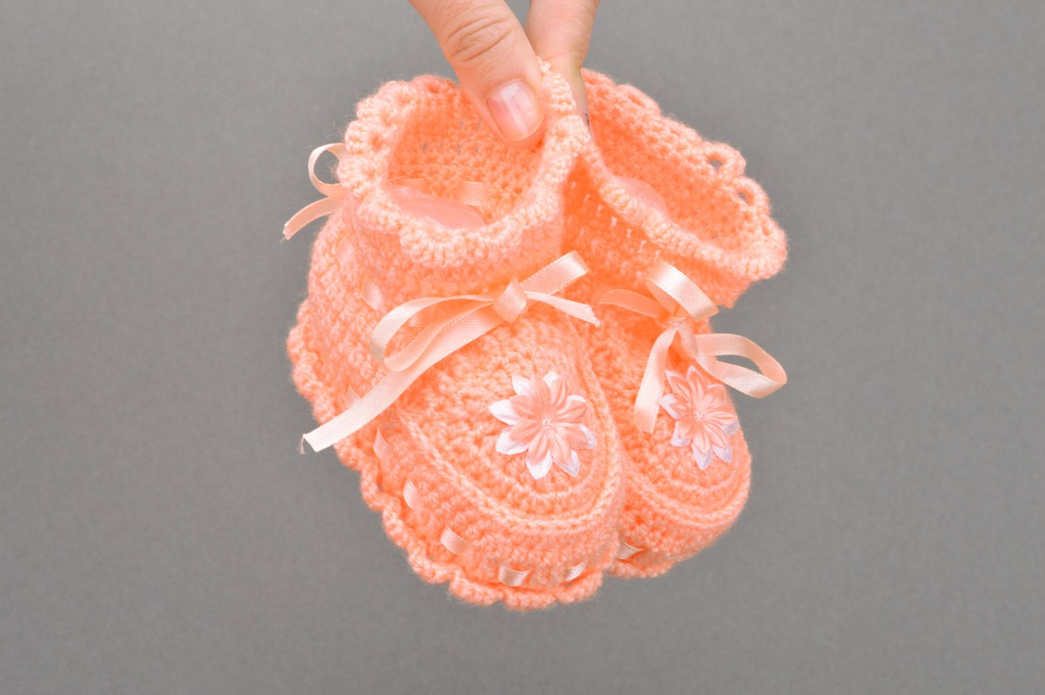 Orange gehäkelte Babyschuhe mit Schuhbändern handmade aus Acryl für Mädchen foto 3