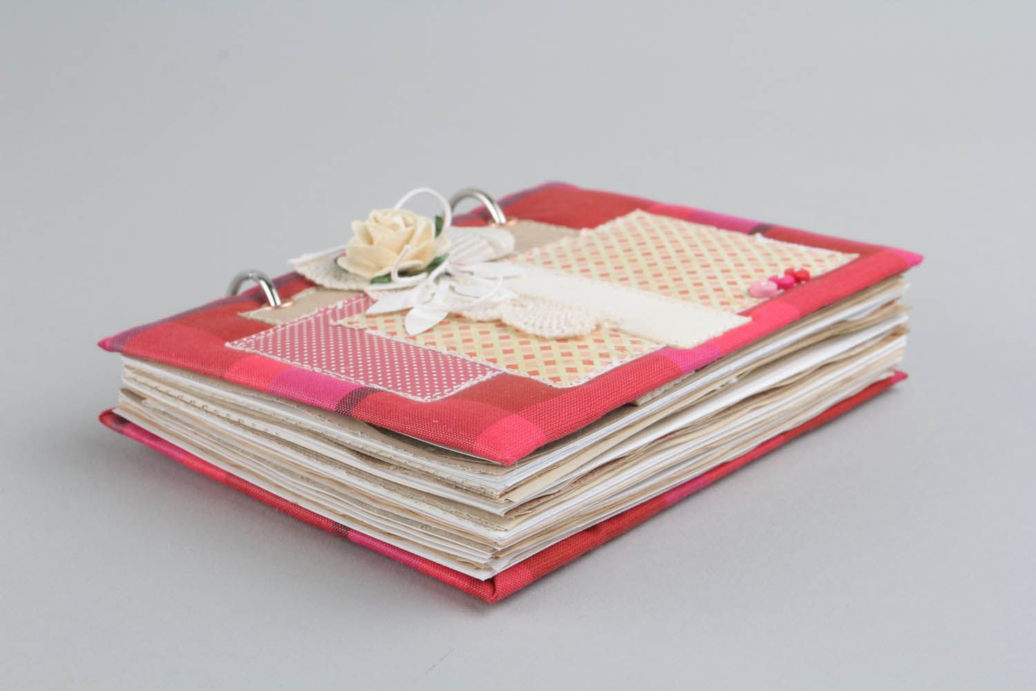 Livro de receitas artesanal de autor decorado na técnica de scrapbooking usando tecido de algodão foto 3