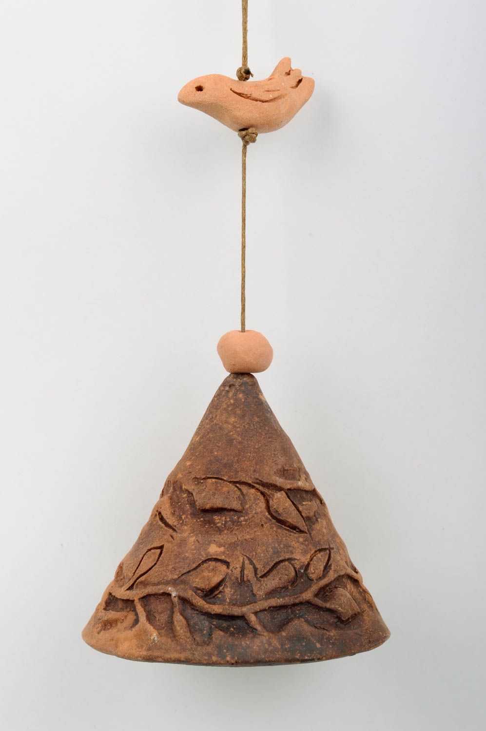 Декоративный керамический колокольчик из глины в технике молочения ручной работы фото 2