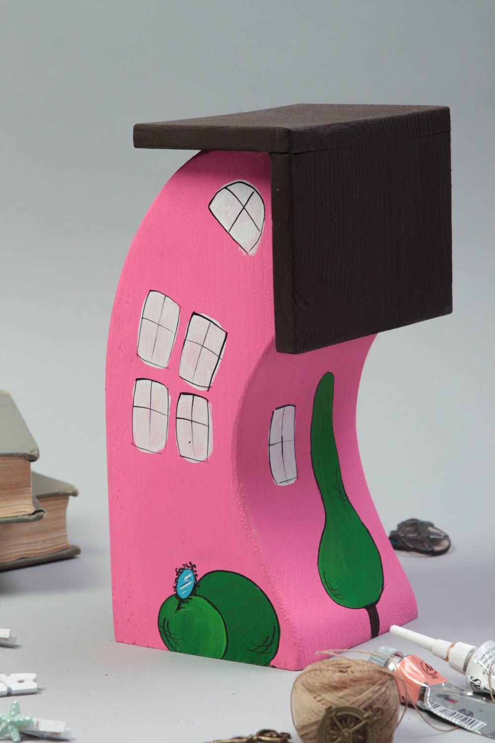Statuette en bois fait main Figurine décorative Déco maison rose avec fenêtres photo 1