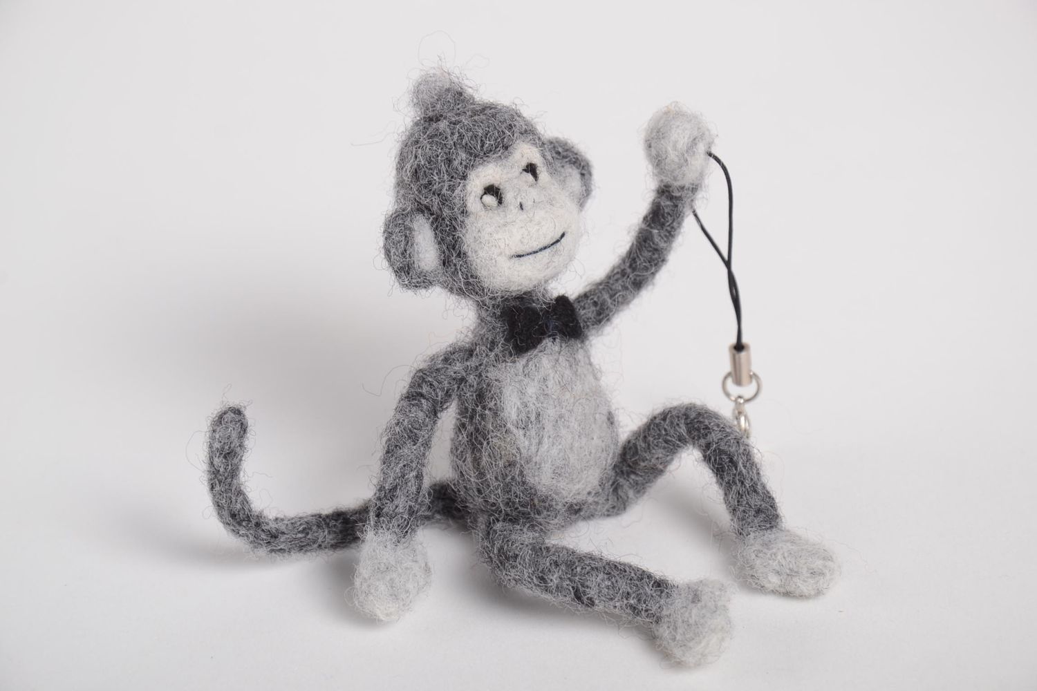 Porte-clé peluche singe gris Porte-clef fait main enfant Accessoire pour clé photo 3