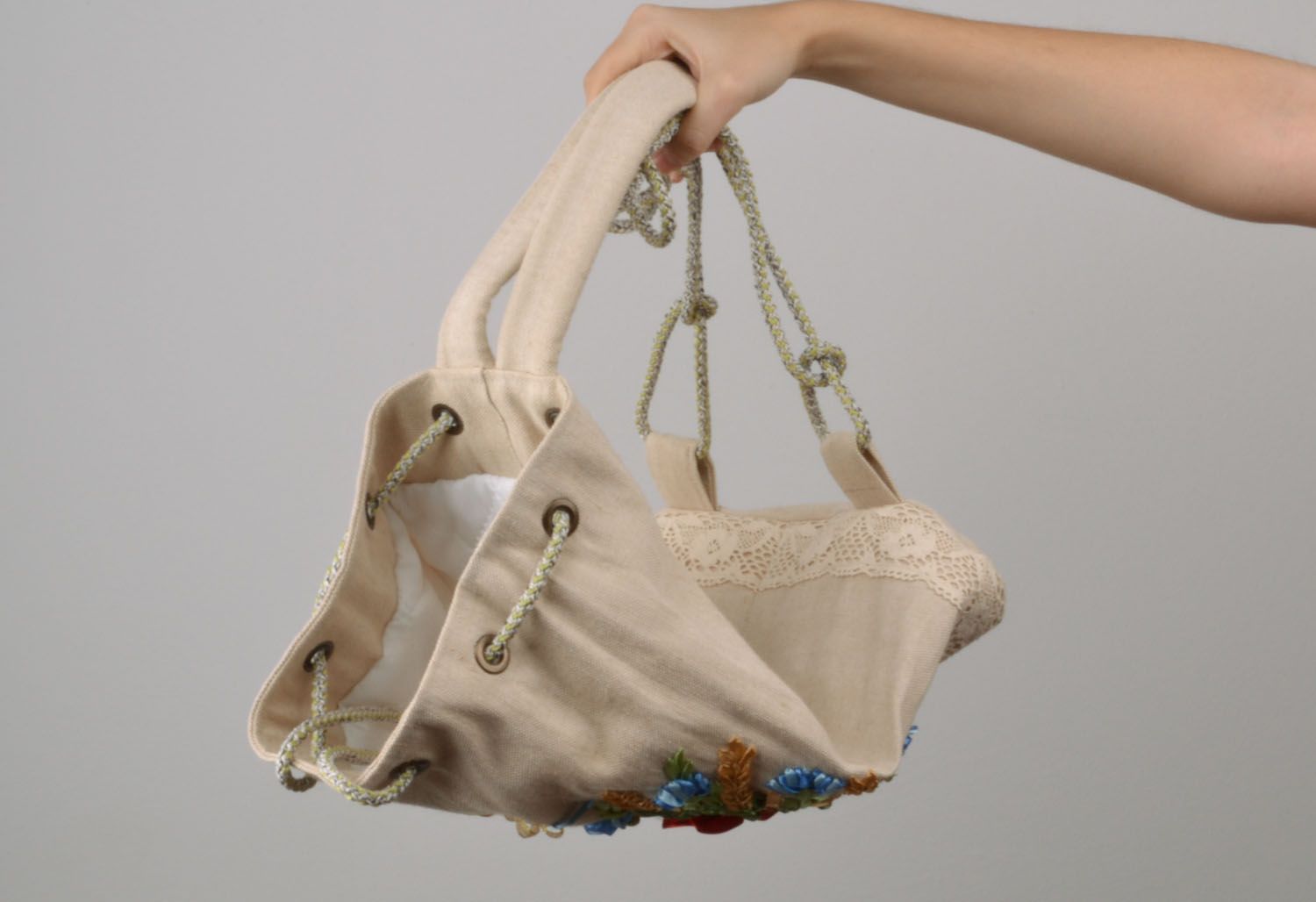 Рюкзак украшенный вышивкой атласными лентами фото 4