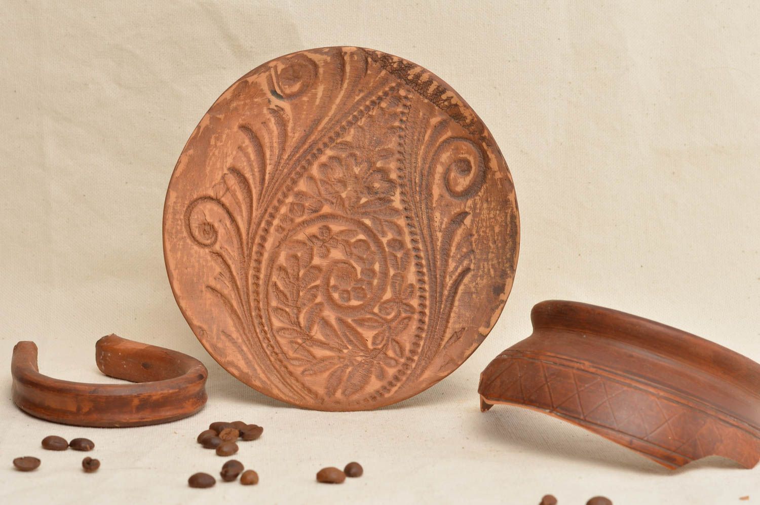 Origineller runder brauner kleiner Ton Teller mit Muster handmade Öko Geschirr foto 1