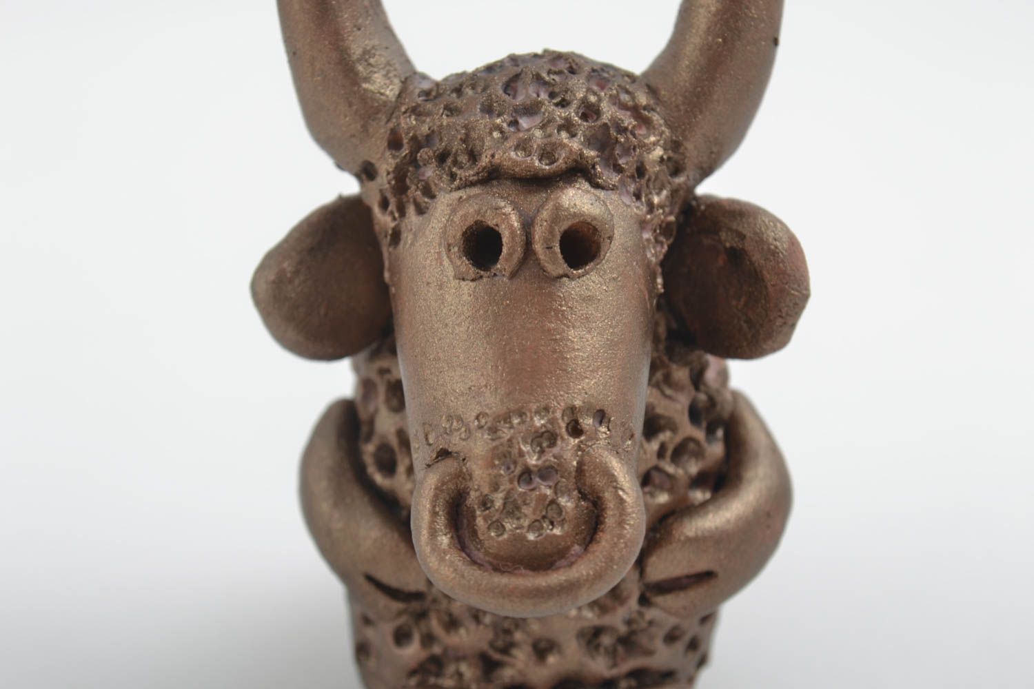 Figurine animal fait main Petite statuette taureau en argile Déco intérieur photo 4