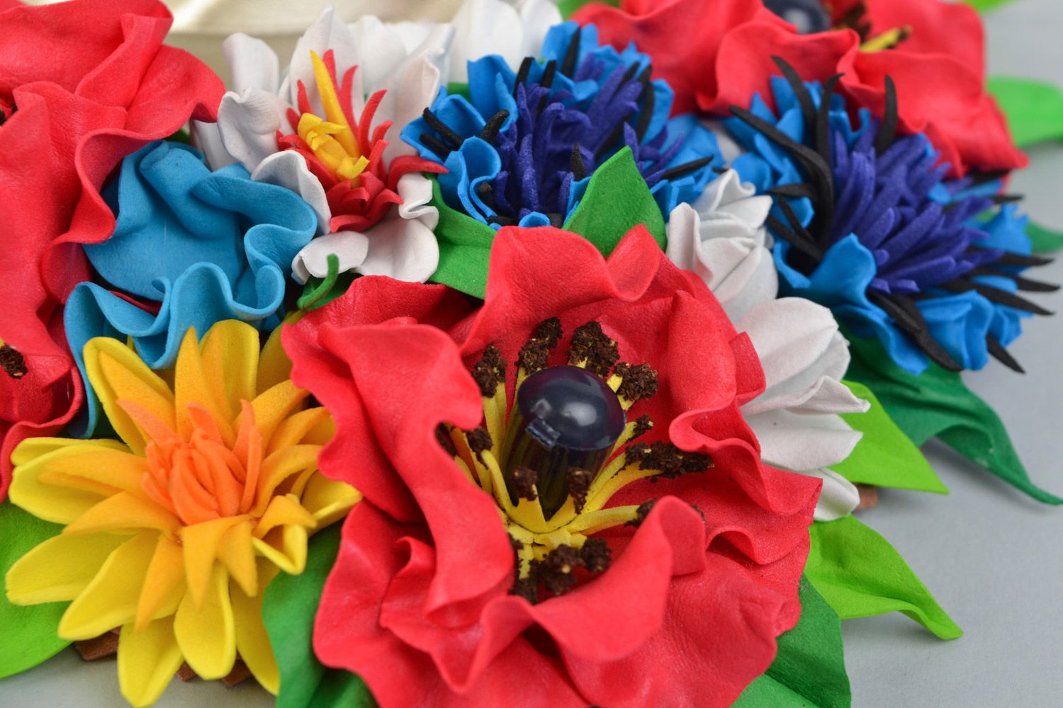 Buntes künstlerisches feierliches handmade Collier aus Leder mit Blumen für Frau foto 4