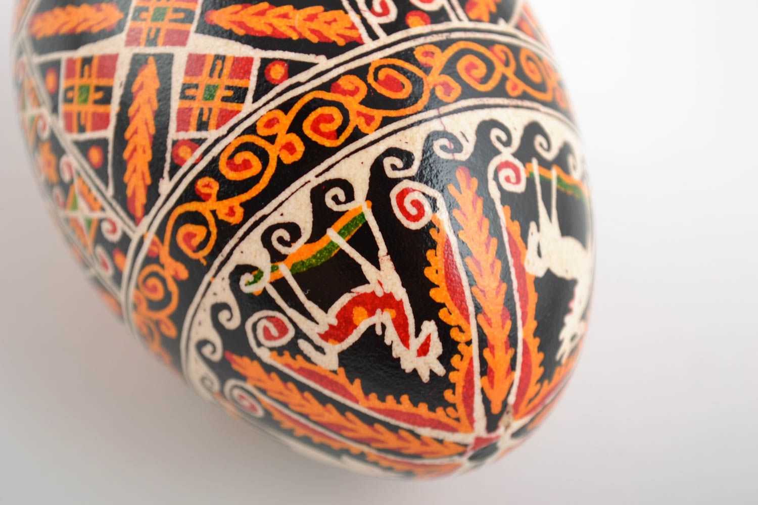 Huevo de Pascua de ganso pintado con arcílicos artesanal de símbolos eslavos foto 3