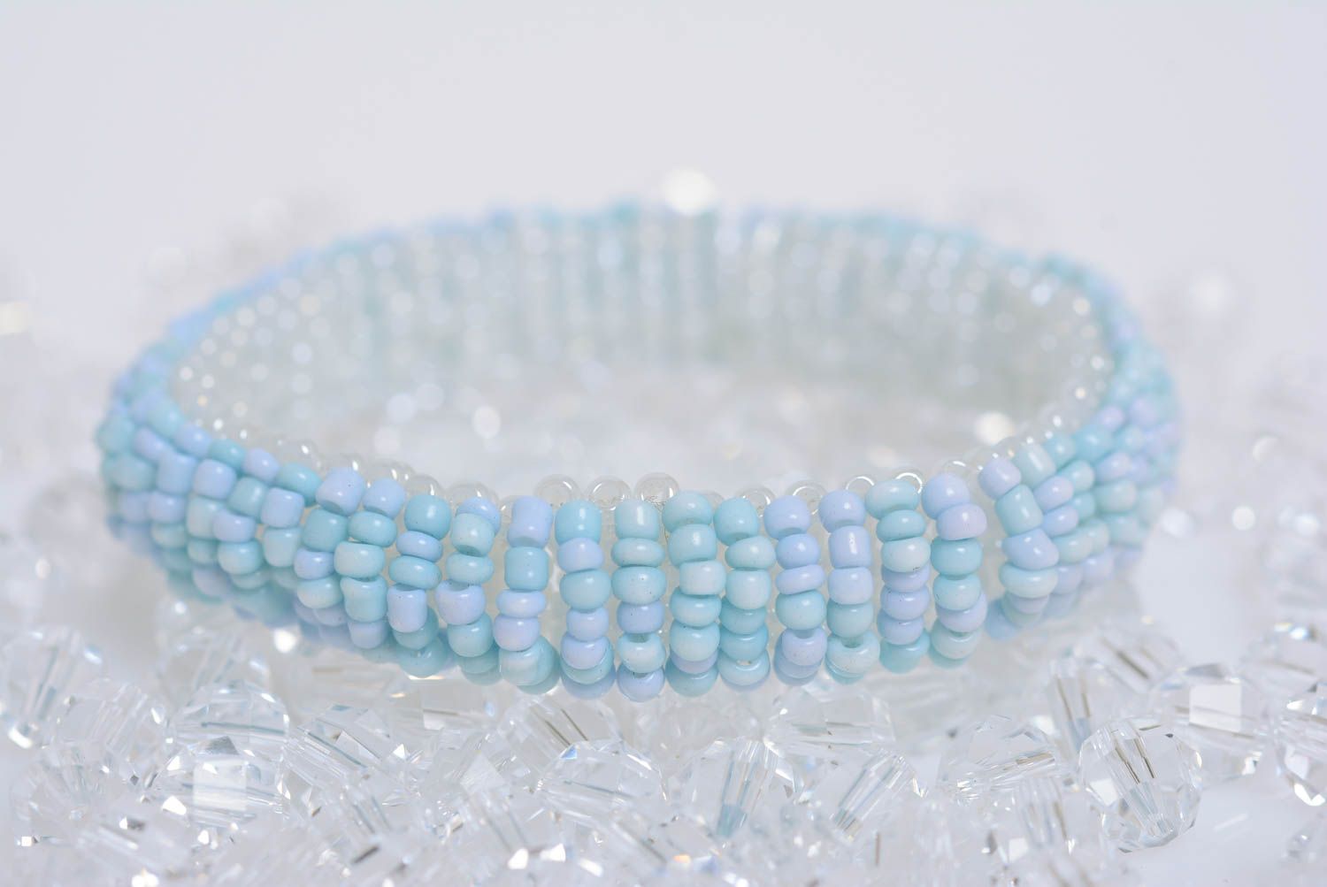 Bracelet fait main tressé en perles de rocaille bleu blanc accessoire clair photo 1