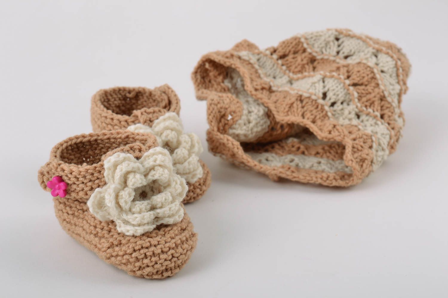 Ensemble de tricot pour bébé chaussons et bonnet bruns avec fleurs fait main  photo 4