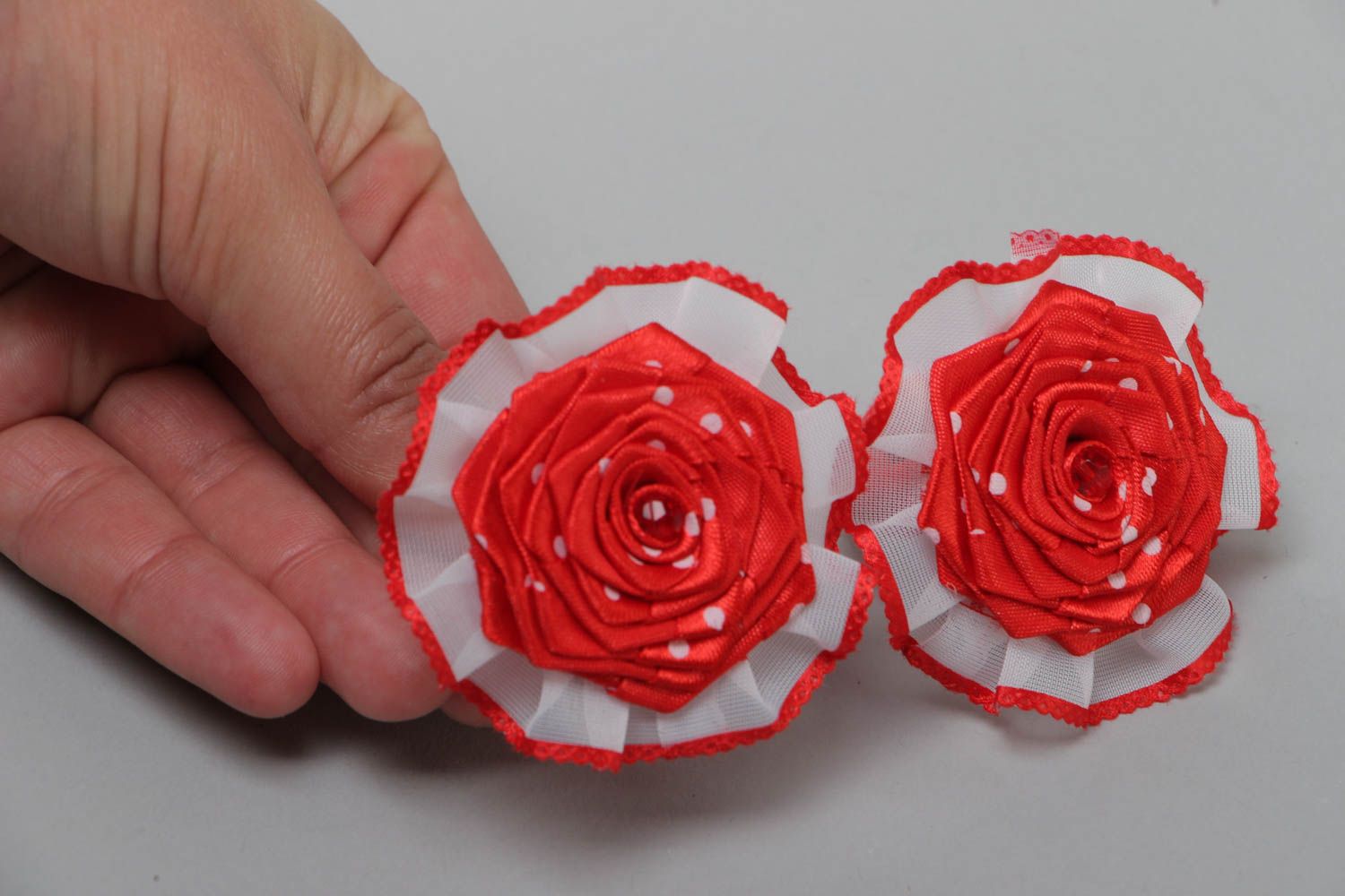 Deux élastiques cheveux en rubans de satin avec fleurs roses rouges originaux photo 5