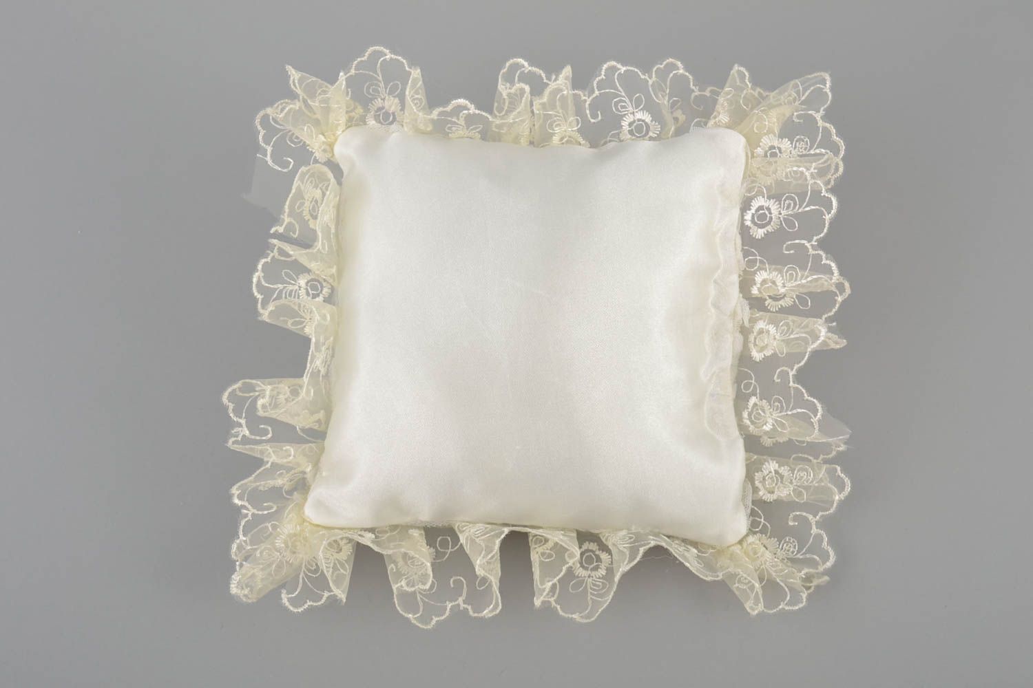 Свадебная подушечка для колец мягкая с цветами белая ручной работы красивая фото 3