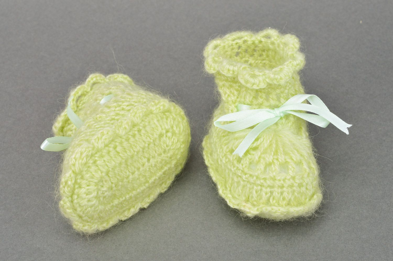 Gehäkelte handmade Babyschuhe mit Schuhbändern für Mädchen aus Acrylgarn hellgrün foto 5