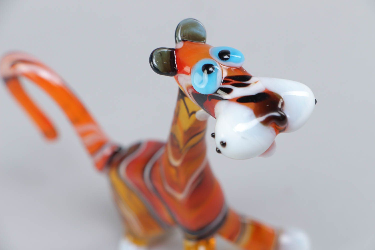 Фигурка ручной работы из стекла лэмпворк в виде сидящего тигра миниатюрная фото 3