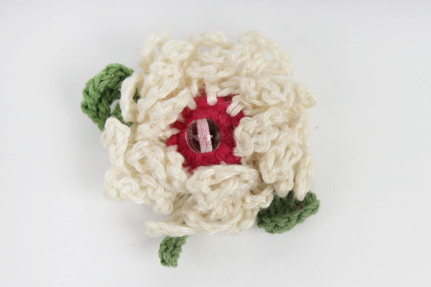Broche fleur blanche Bijou fait main tricot en coton au crochet Cadeau femme photo 3