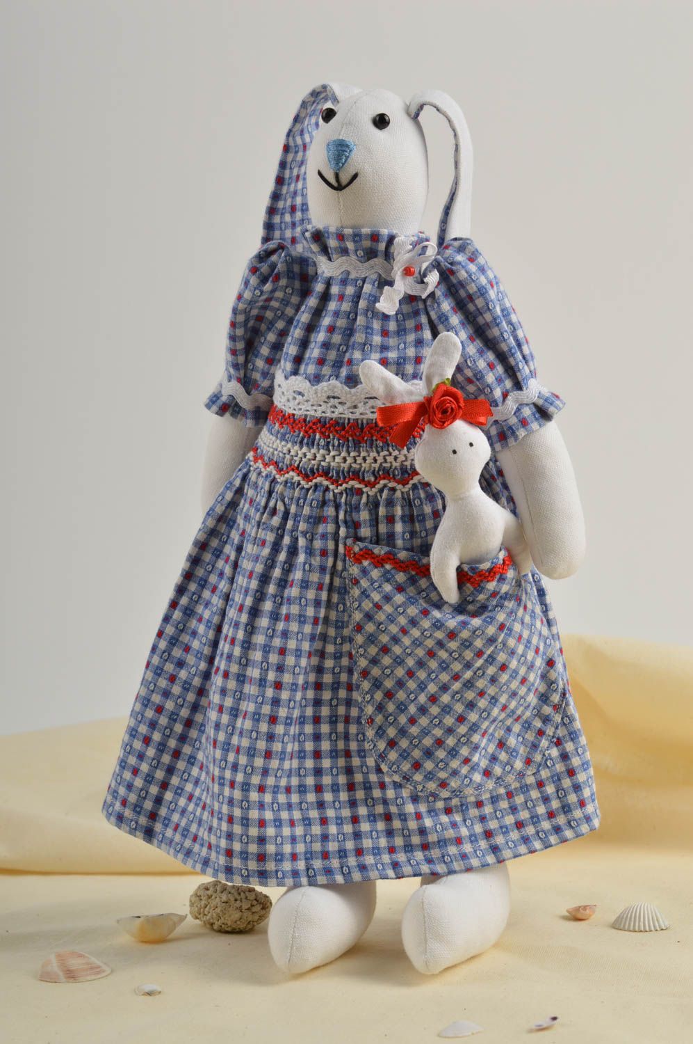 Игрушка ручной работы игрушка заяц клетчатом платье оригинальная игрушка фото 1